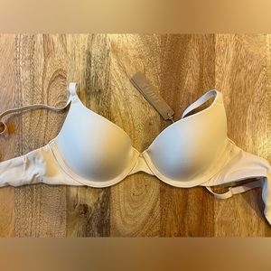 SKIMS FITS EVERYBODY T-SHIRT BRA in color SAND - size 32 B